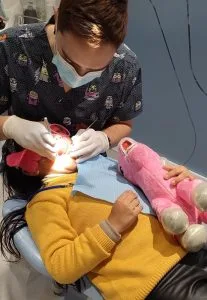 odontopediatra revisando a un niño